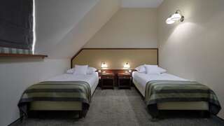 Отель Hotel Poledno Poledno Двухместный номер с 2 отдельными кроватями-1